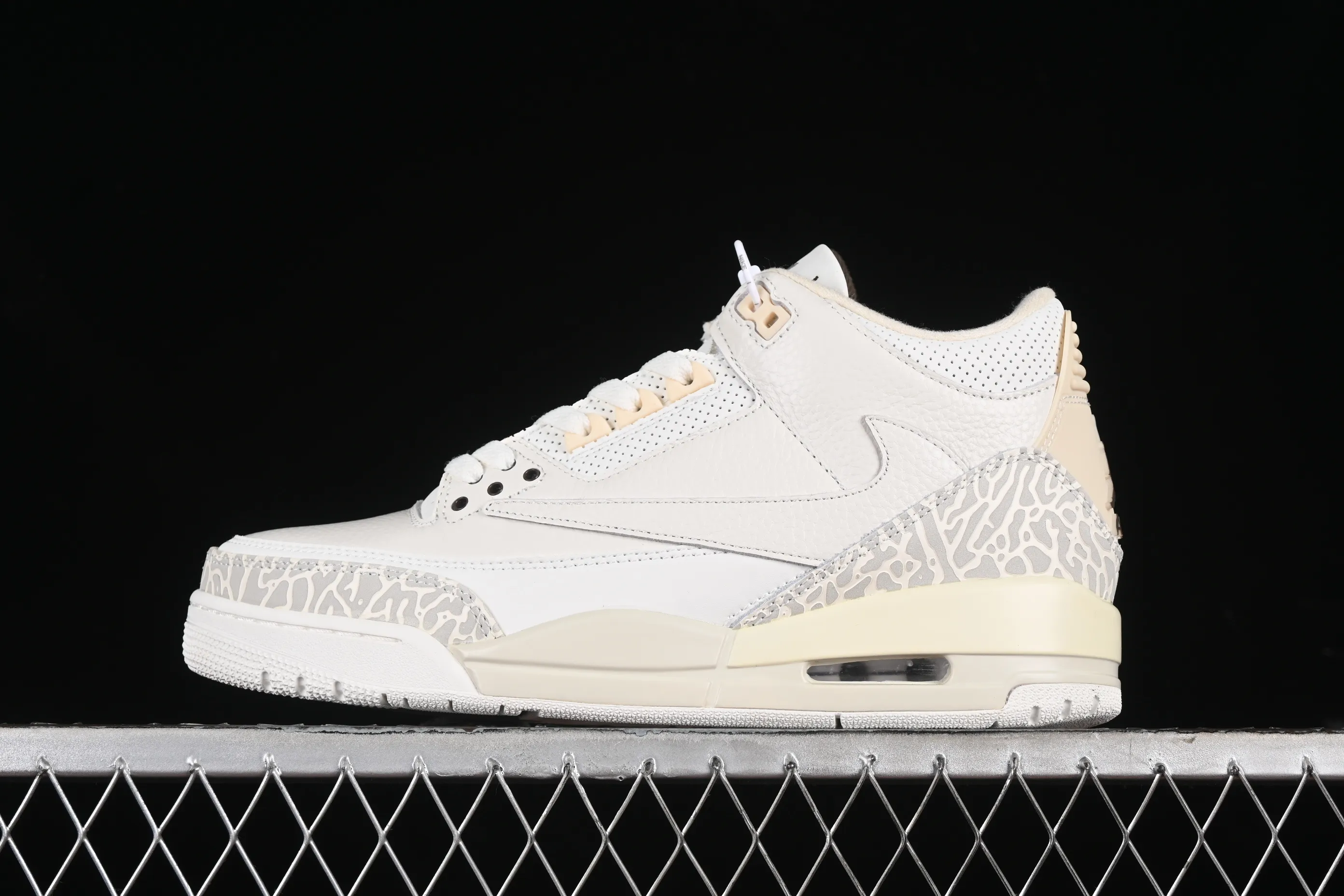 All categories Air Jordan Jordan series basketball shoes Air Jordan 3 Travis Scott x Air Jordan 3 Retro "Cactus Jack" AJ3 Joe 3 joint cream off-white barb basketball shoes 136064-668